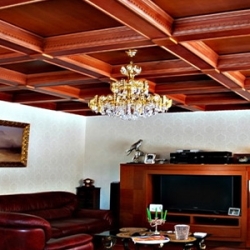 Деревянный потолок кессон с панелями из шпона